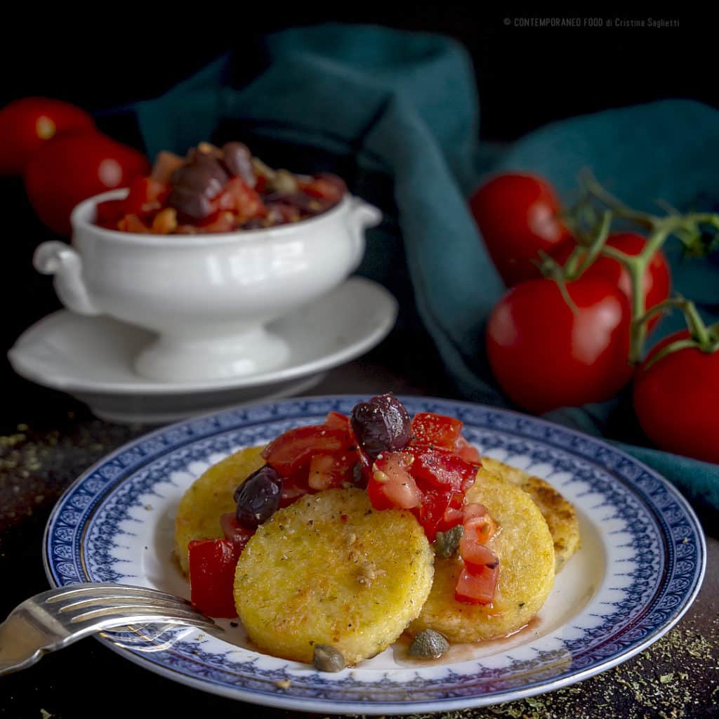 Polentine Croccanti All Origano Con Insalata Fredda Di Pomodoro