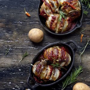 patate-al-forno-farcite-con-provola-affumicata-e-salsa-di-pomodoro-piccante-patate-hasselback-ricetta-vegetariana-contemporaneo-food