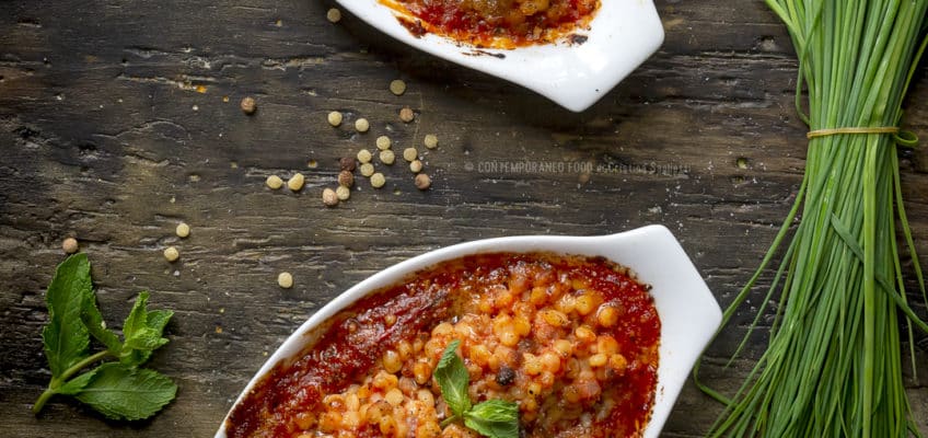 Fregola gratinata con salsa di pomodoro alla menta ed erba ...