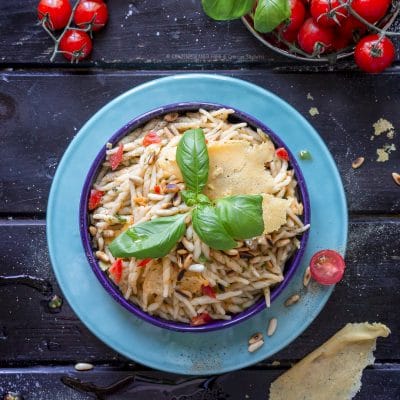 insalata-di-trofie-al-basilico-con-pinoli-tostati-cialde-parmigiano-pasta-fredda-estiva-facile-contemporaneo-food