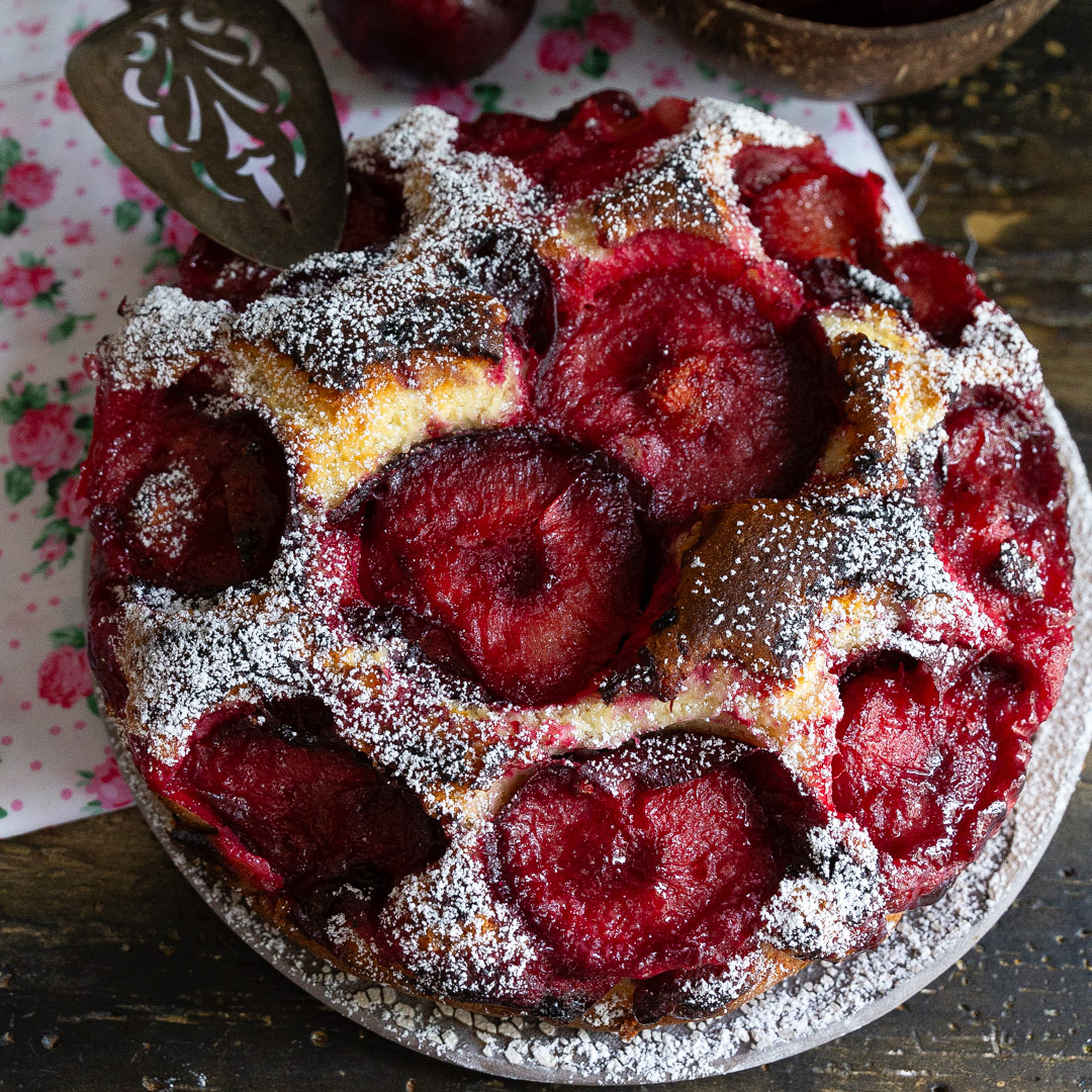 Immagine: Torta sofficissima con cocco e prugne al cardamomo